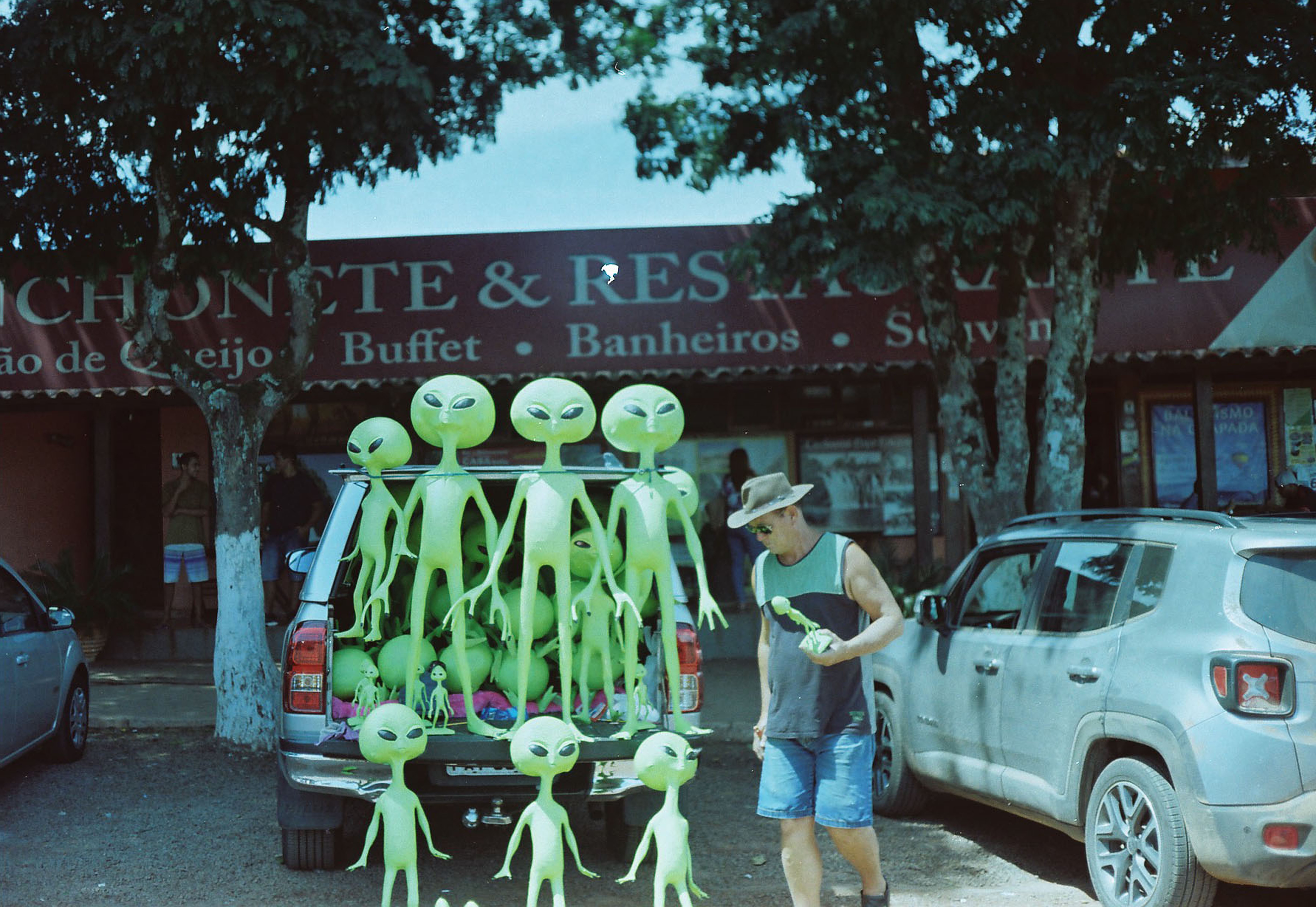 外星人引起民眾好奇，充氣娃娃也使用它傳說中的外形為造型。（Photo by Júlia Borges on Unsplash）